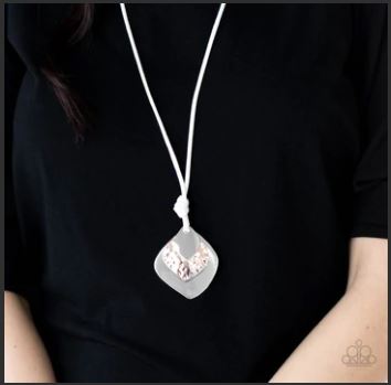 Face The ARTIFACTS - White Necklace