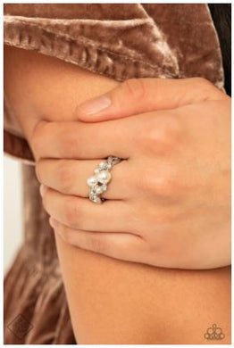 Avant-Vintage - White Ring